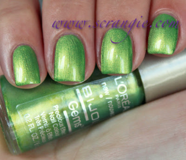 Nail polish swatch / manicure of shade L'Oréal B. Strong