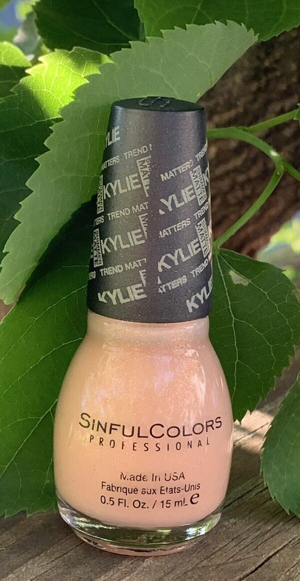Nail polish swatch / manicure of shade Sinful Colors V.I.Peach