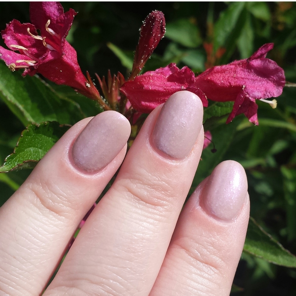 Nail polish swatch / manicure of shade Vinylux Fragrant Fresia