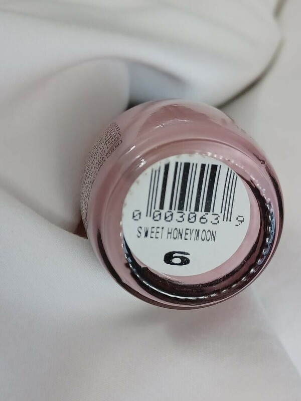 Nail polish swatch / manicure of shade Sinful Colors Sweet Honeymoon