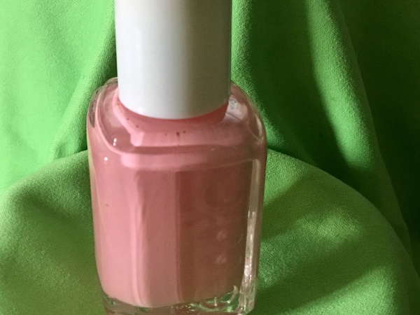 Nail polish swatch / manicure of shade essie Groove is in the Heart