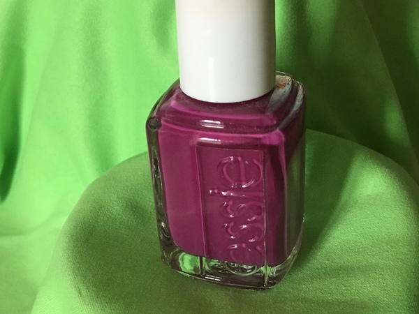 Nail polish swatch / manicure of shade essie Flowerista