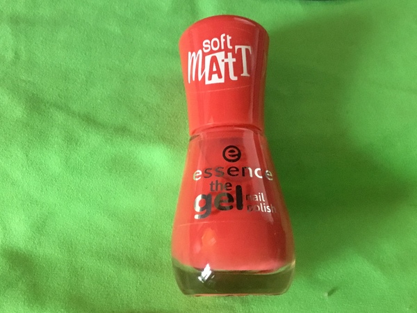 Nail polish swatch / manicure of shade essence Va va voom