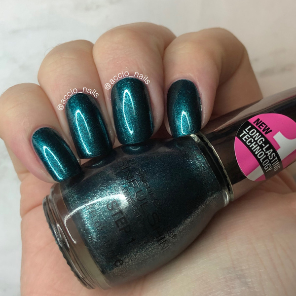 Nail polish swatch / manicure of shade Sinful Colors Magic Dragon