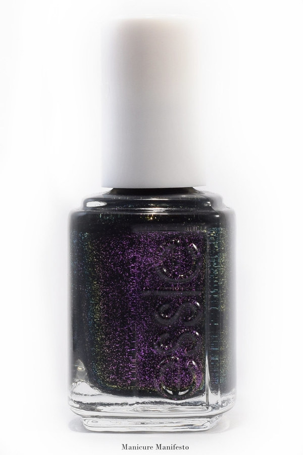 Nail polish swatch / manicure of shade essie Haute Tub