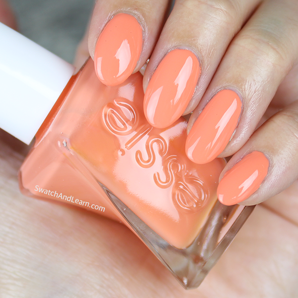 Nail polish swatch / manicure of shade essie Looks To Thrill