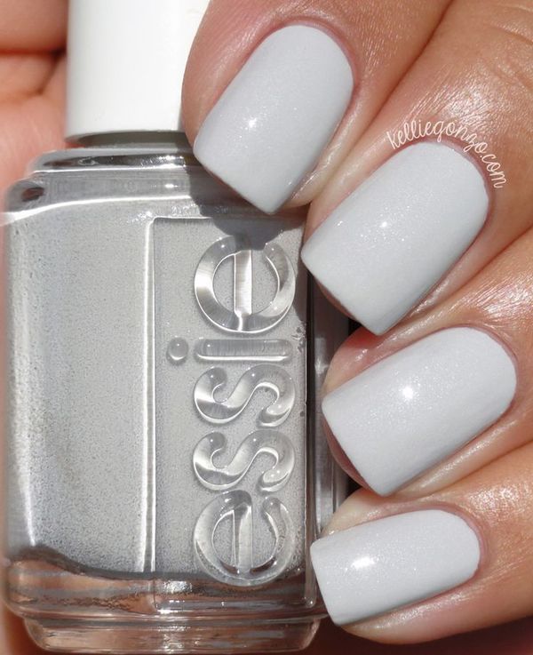 Nail polish swatch / manicure of shade essie Go with the Flowy