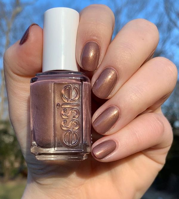 Nail polish swatch / manicure of shade essie Teacup Half Full