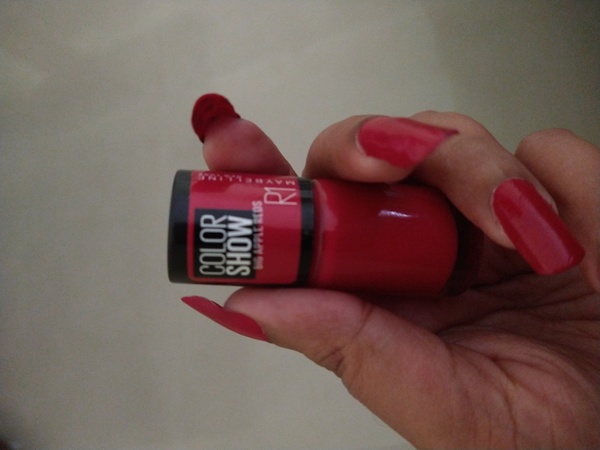 Nail polish swatch / manicure of shade Maybelline Paint the Town Red
