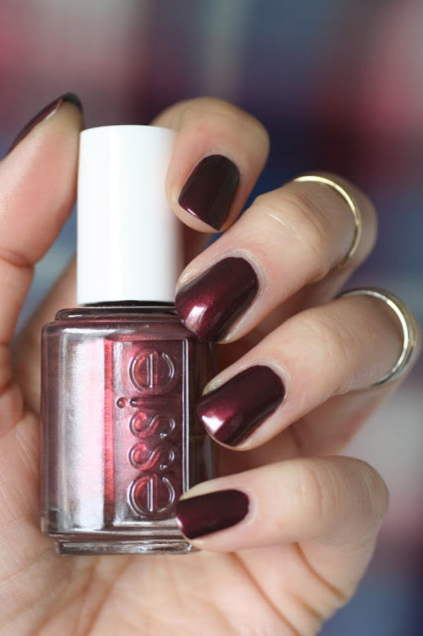 Nail polish swatch / manicure of shade essie Ready to Boa