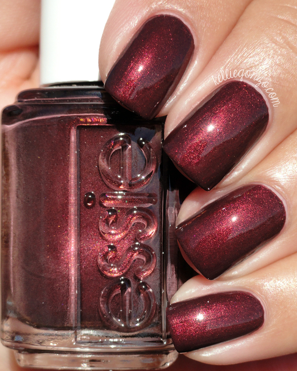 Nail polish swatch / manicure of shade essie Ready to Boa