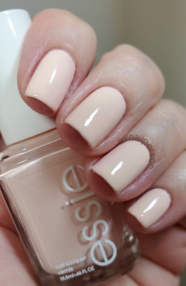 Nail polish swatch / manicure of shade essie Talk to the Sand