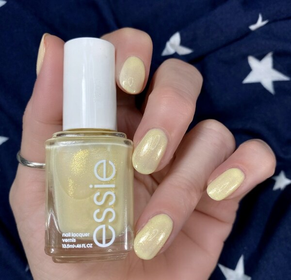 Nail polish swatch / manicure of shade essie Sunny Business