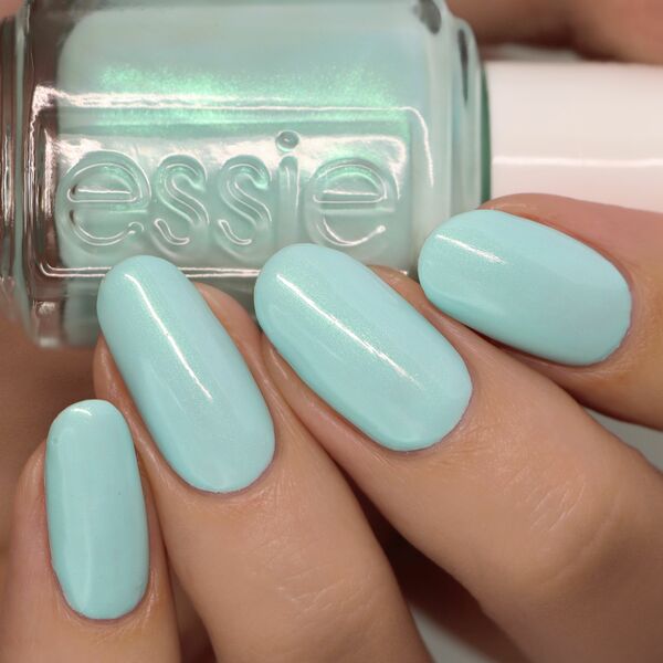 Nail polish swatch / manicure of shade essie Seas the Day