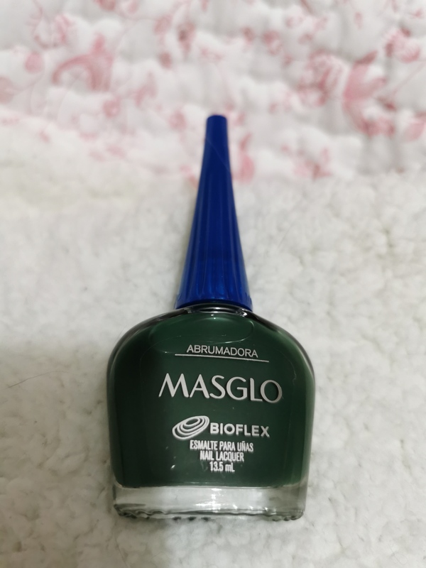 Nail polish swatch / manicure of shade Masglo Abrumadora