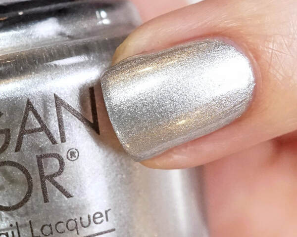 Nail polish swatch / manicure of shade Morgan Taylor Dreaming Of Gleaming