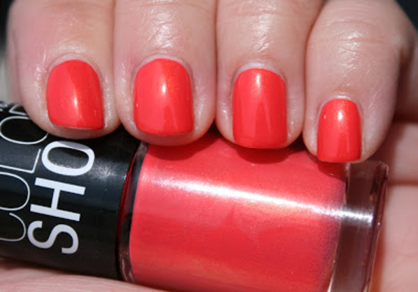 Nail polish swatch / manicure of shade Maybelline Coral Glow