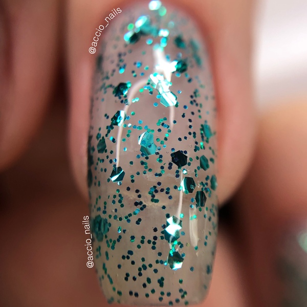 Nail polish swatch / manicure of shade L.A. Colors drippin