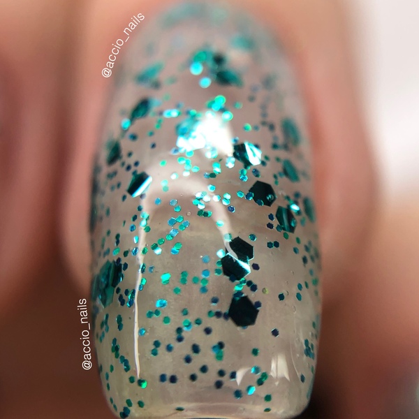 Nail polish swatch / manicure of shade L.A. Colors drippin