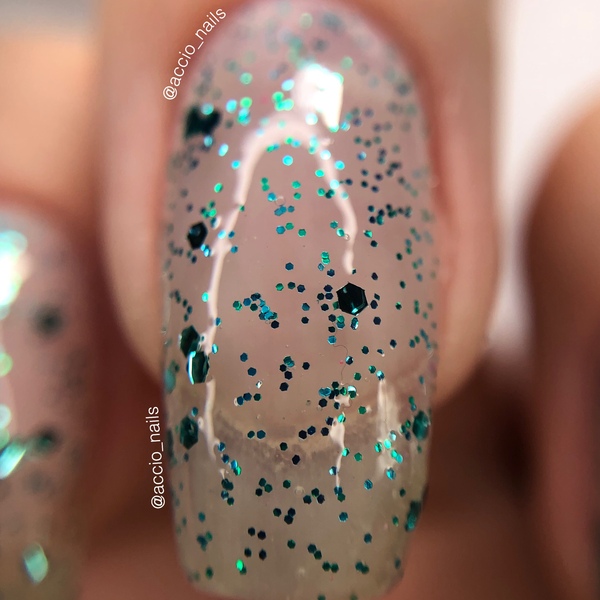 Nail polish swatch / manicure of shade L.A. Colors drippin