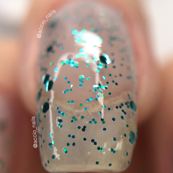 Nail polish swatch / manicure of shade L.A. Colors drippin