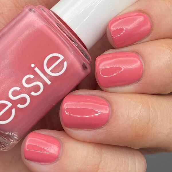 Nail polish swatch / manicure of shade essie Flying solo