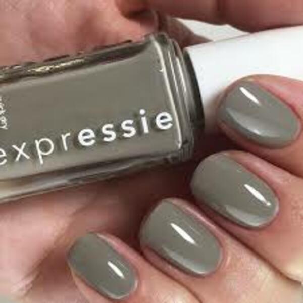 Nail polish swatch / manicure of shade Essie - Expressie Binge-worthy