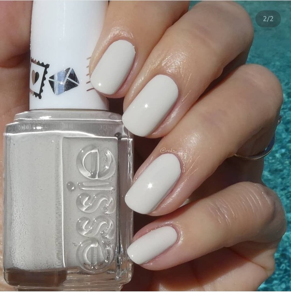 Nail polish swatch / manicure of shade essie Happy as cannes be