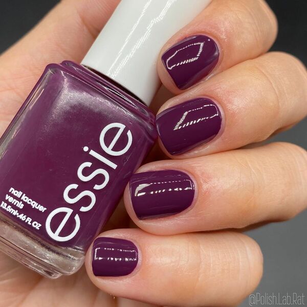 Nail polish swatch / manicure of shade essie Swing of things