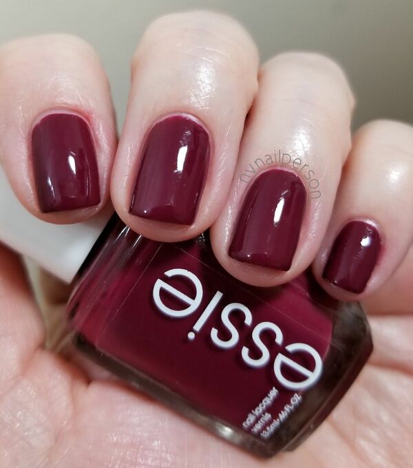 Nail polish swatch / manicure of shade essie Nailed it