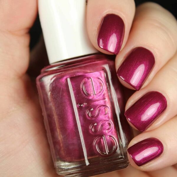 Nail polish swatch / manicure of shade essie Without reservations