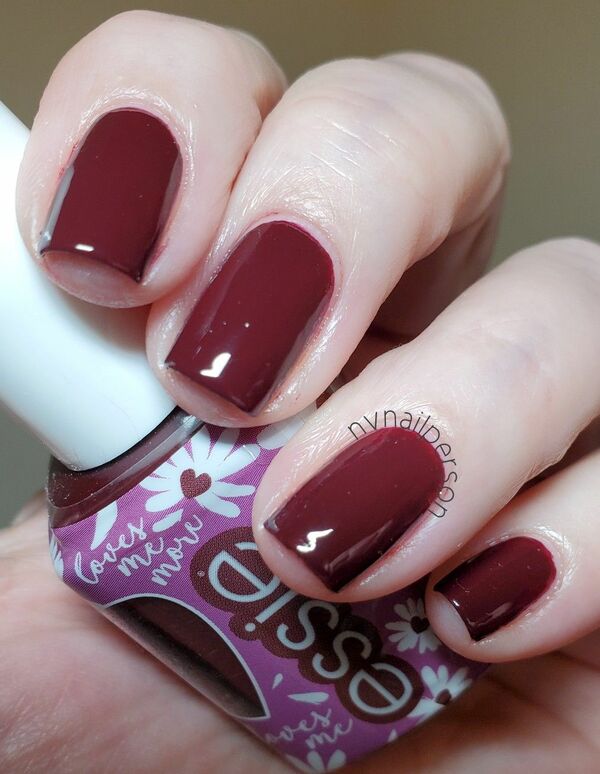 Nail polish swatch / manicure of shade essie Love-fate relationship
