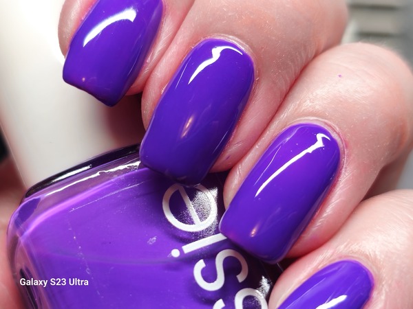 Nail polish swatch / manicure of shade essie Tangoed in love