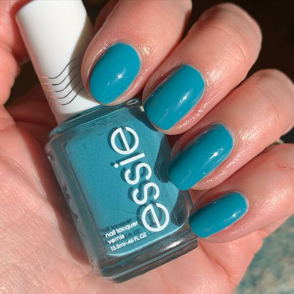 Nail polish swatch / manicure of shade essie Rome around