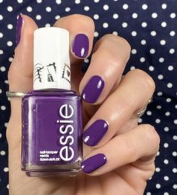 Nail polish swatch / manicure of shade essie Berlin the club