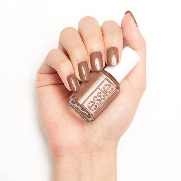 Nail polish swatch / manicure of shade essie Light as linen