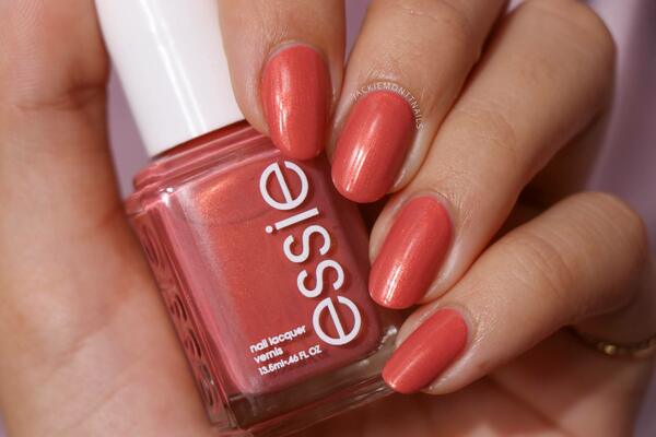 Nail polish swatch / manicure of shade essie Retreat yourself