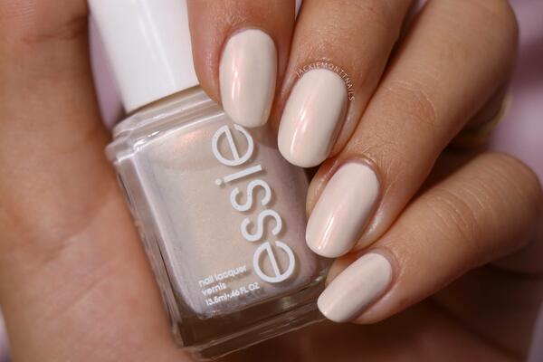 Nail polish swatch / manicure of shade essie Get oasis