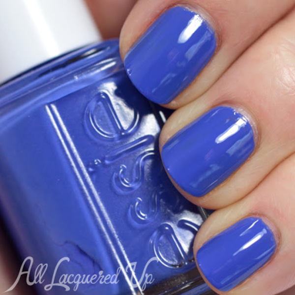 Nail polish swatch / manicure of shade essie Chills and thrills