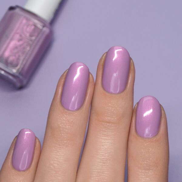 Nail polish swatch / manicure of shade essie Spring in you step