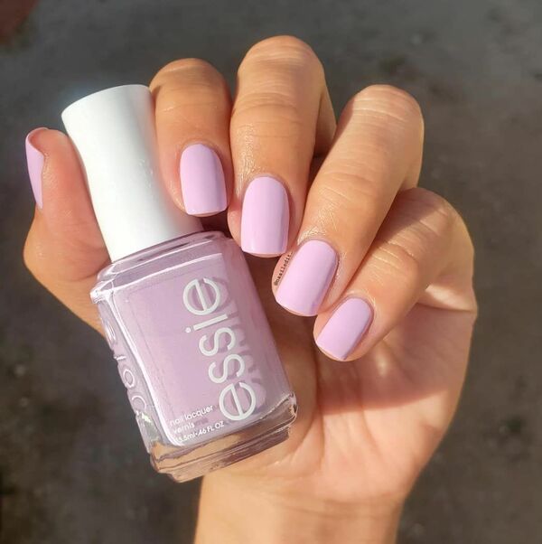 Nail polish swatch / manicure of shade essie Ruffle your petals