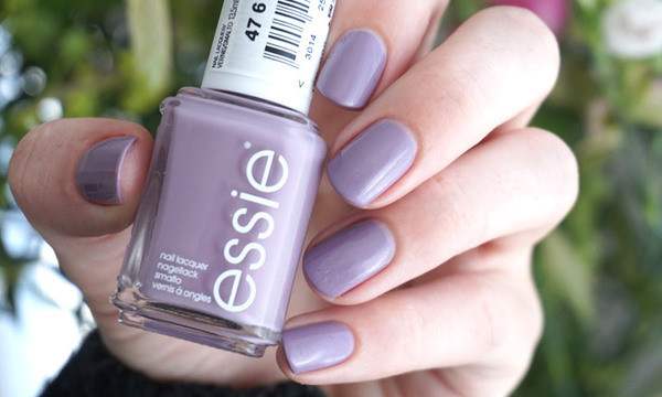 Nail polish swatch / manicure of shade essie Ciao effect