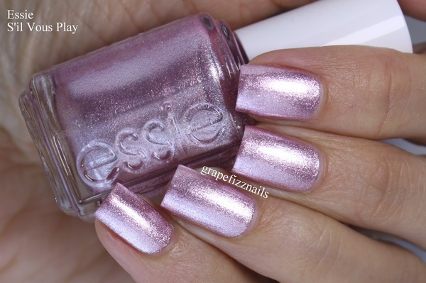 Nail polish swatch / manicure of shade essie S'il vous play