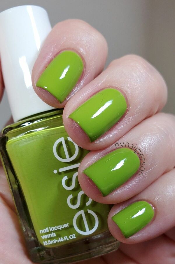 Nail polish swatch / manicure of shade essie Come on clover