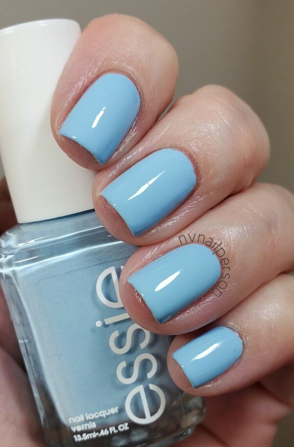 Nail polish swatch / manicure of shade essie Sway in crochet