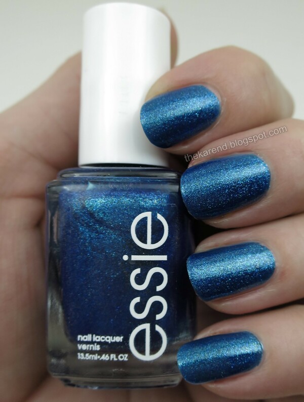 Nail polish swatch / manicure of shade essie Balancing act