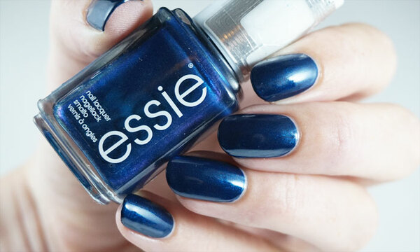 Nail polish swatch / manicure of shade essie Bell-bottom blues