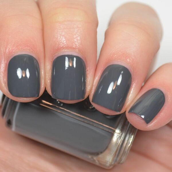Nail polish swatch / manicure of shade essie On mute