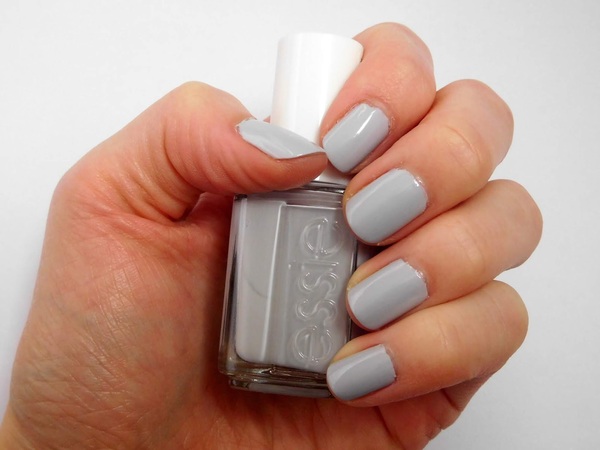 Nail polish swatch / manicure of shade essie Press pause
