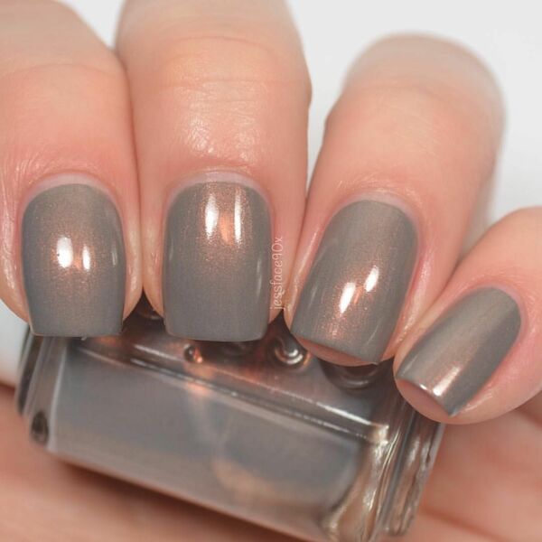 Nail polish swatch / manicure of shade essie Social-lights
